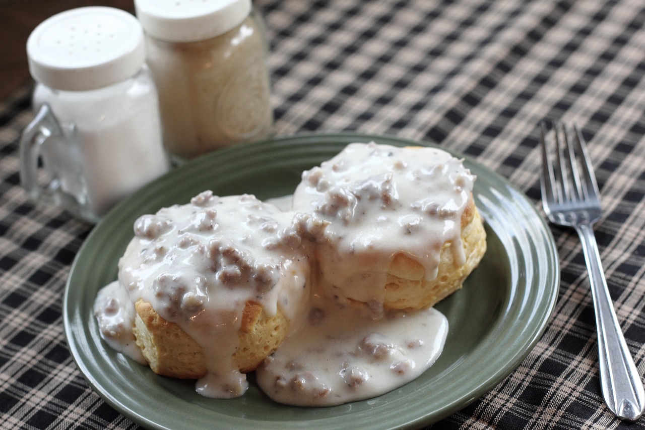 Biscuitsand Gravy on greenplate